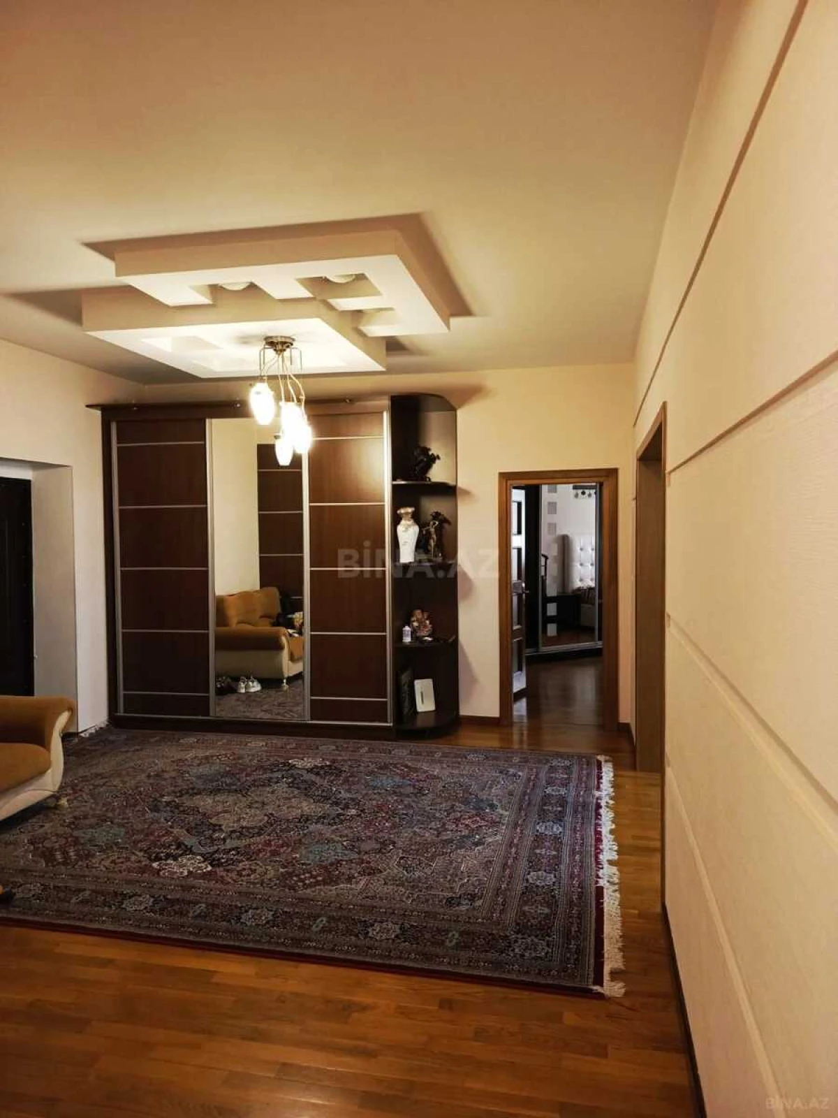 Satılır 4 otaqlı mənzil 180 m²