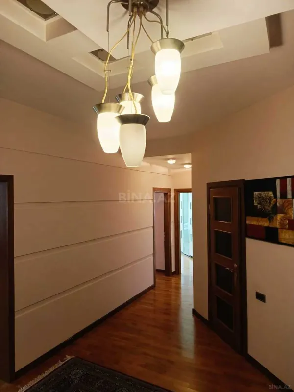 Satılır 4 otaqlı mənzil 180 m²