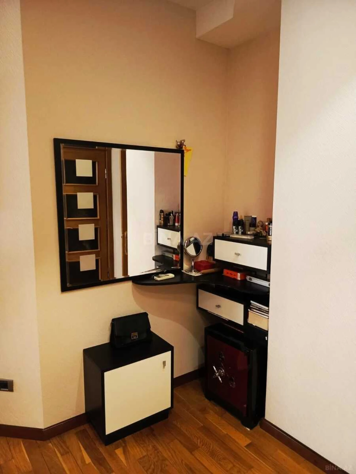 Satılır 4 otaqlı mənzil 180 m²