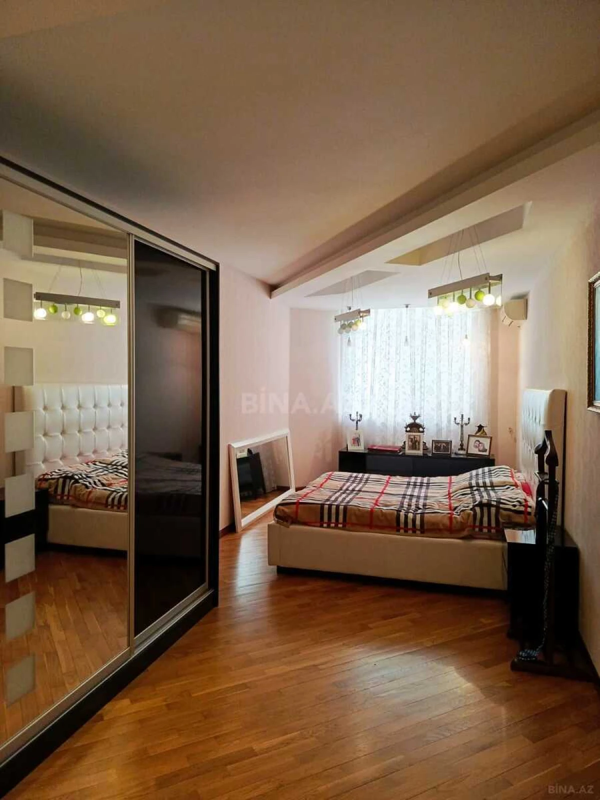 Satılır 4 otaqlı mənzil 180 m²