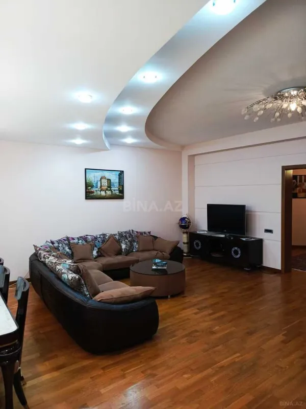 Satılır 4 otaqlı mənzil 180 m²