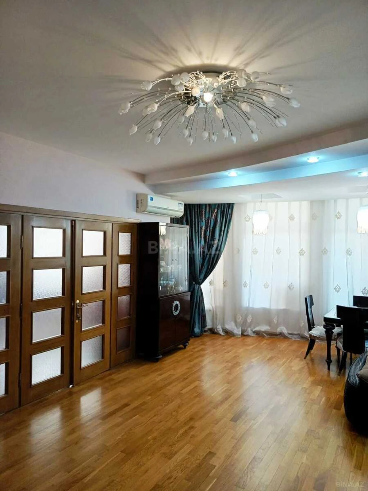Satılır 4 otaqlı mənzil 180 m²