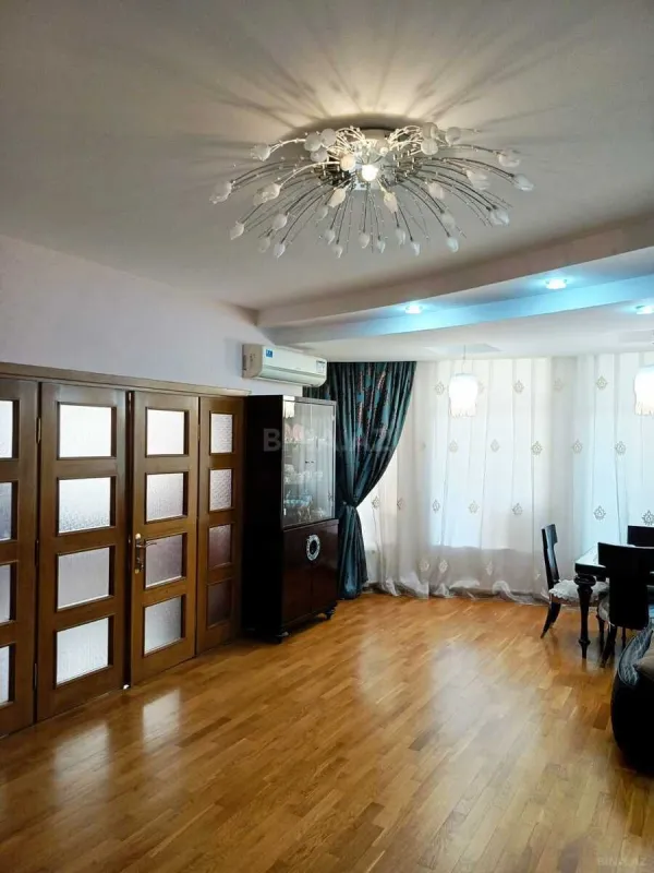 Satılır 4 otaqlı mənzil 180 m²