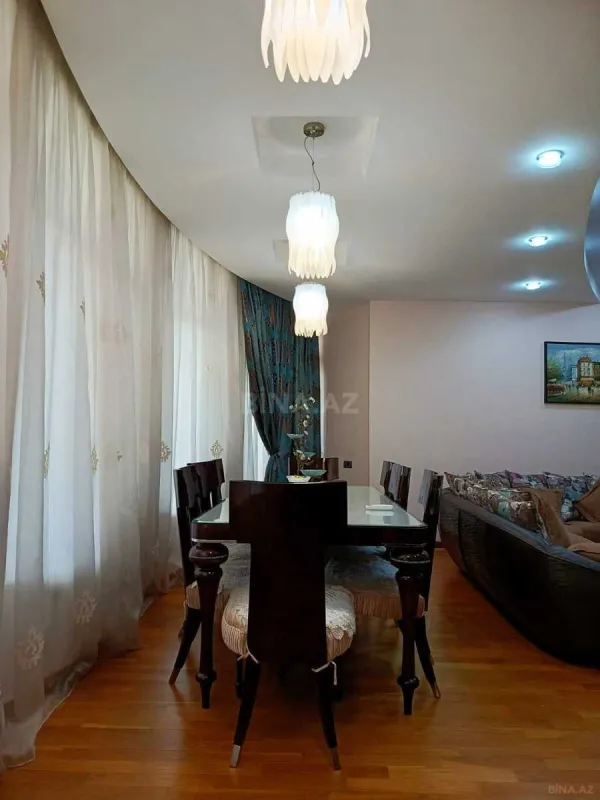 Satılır 4 otaqlı mənzil 180 m²