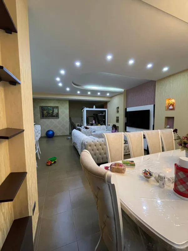 Kirayə verilir 3 otaqlı mənzil 150 m²