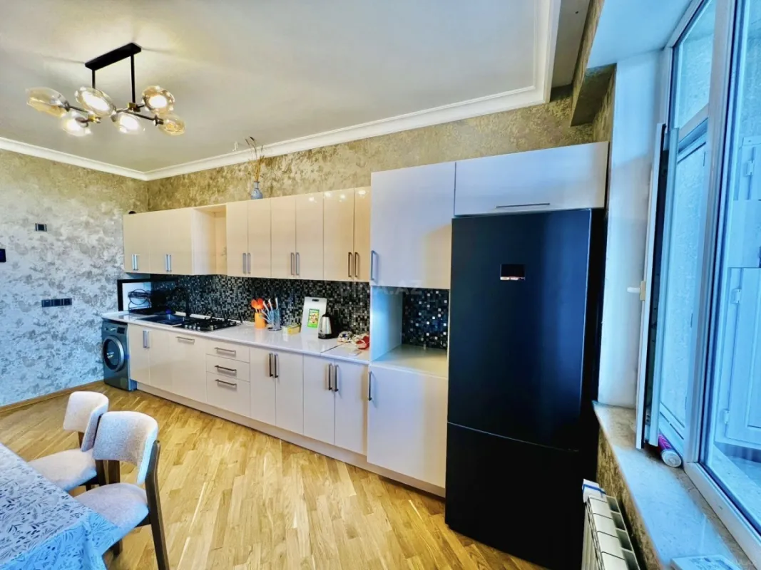 Satılır 3 otaqlı mənzil 145 m²