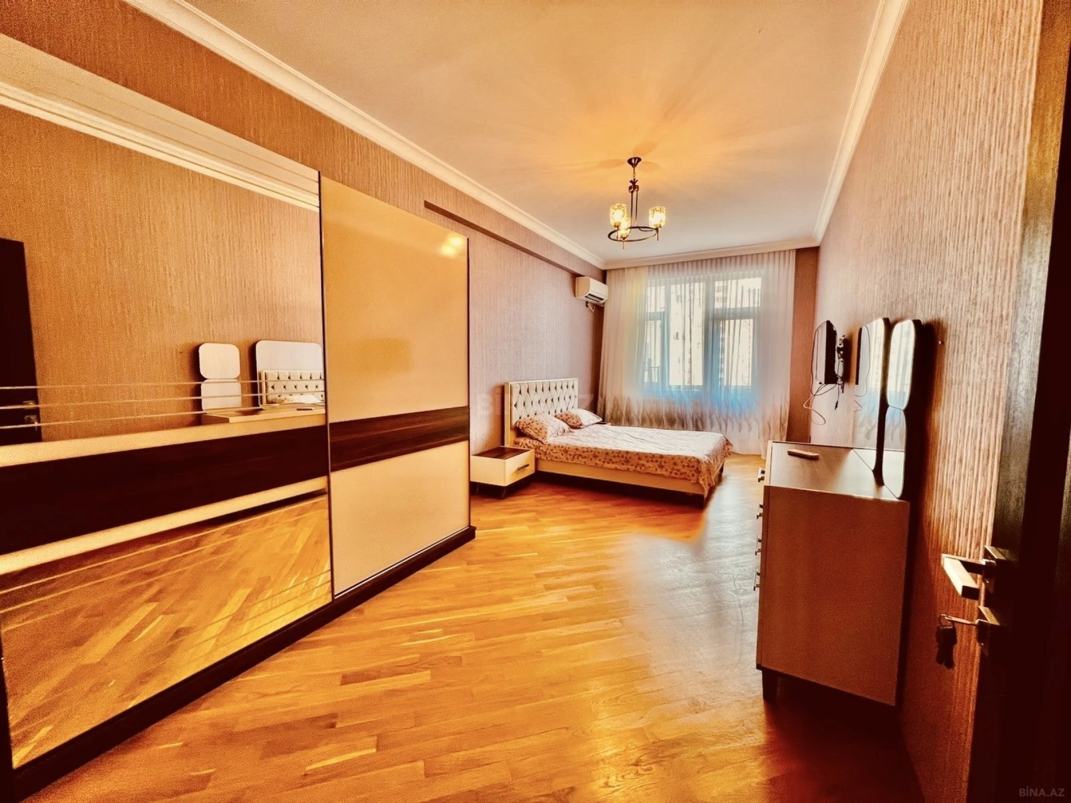 Satılır 3 otaqlı mənzil 145 m²