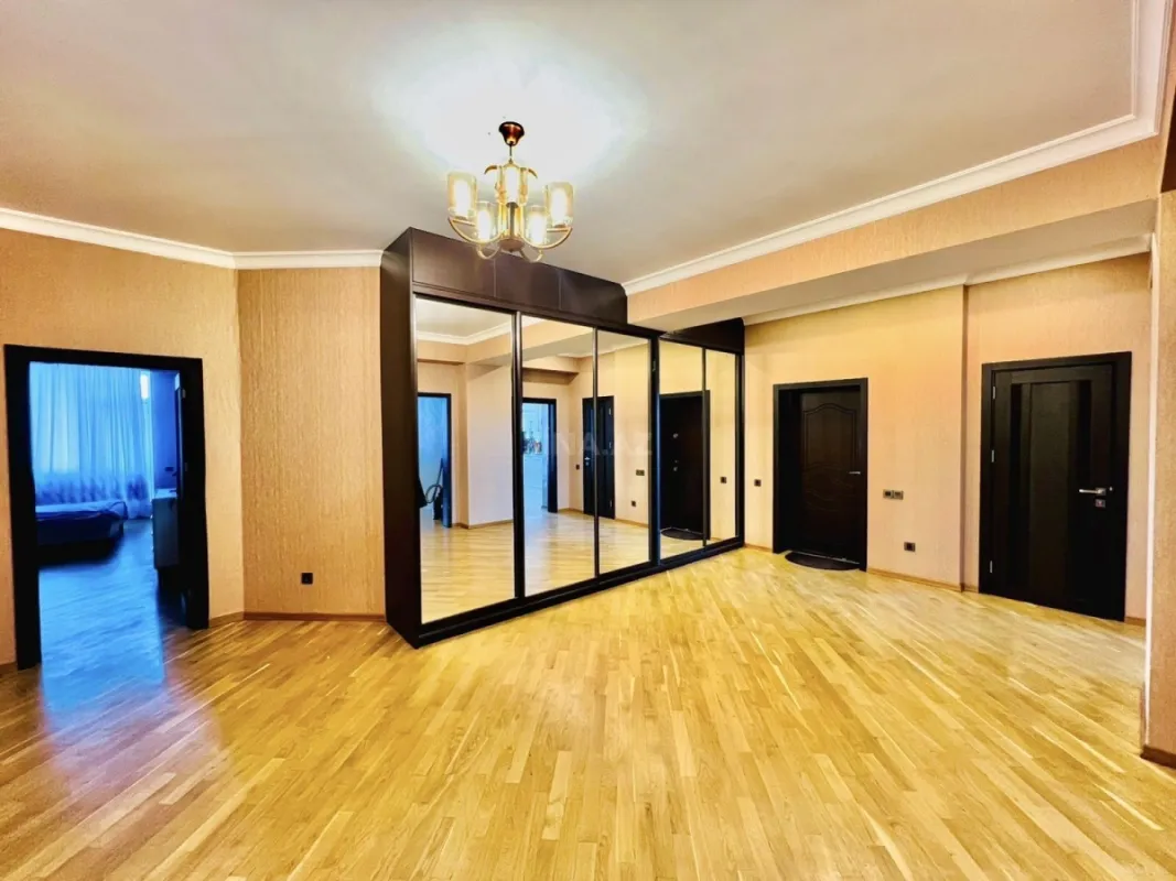 Satılır 3 otaqlı mənzil 145 m²