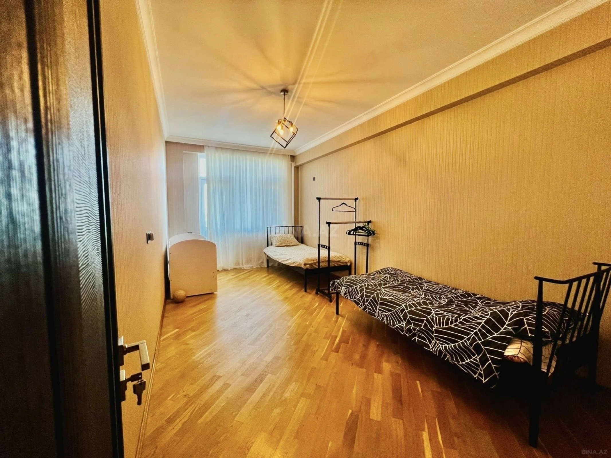 Satılır 3 otaqlı mənzil 145 m²