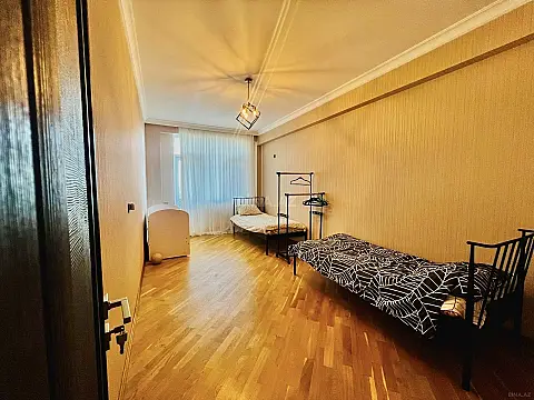 Satılır 3 otaqlı mənzil 145 m²
