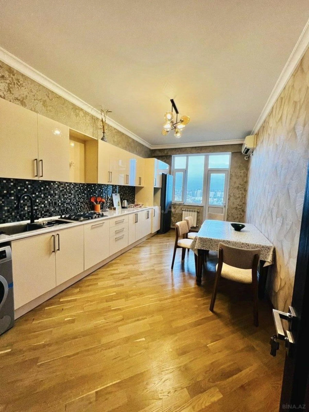 Satılır 3 otaqlı mənzil 145 m²