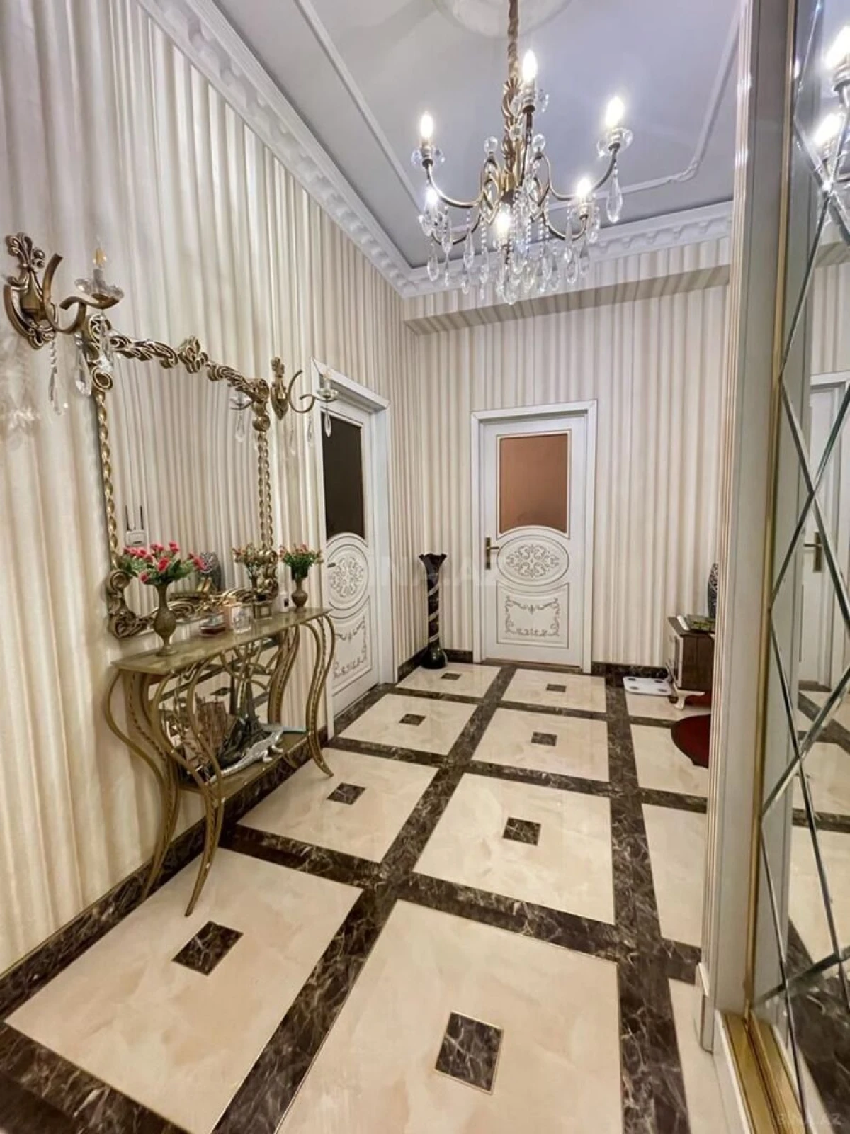 Satılır 2 otaqlı mənzil 114 m²