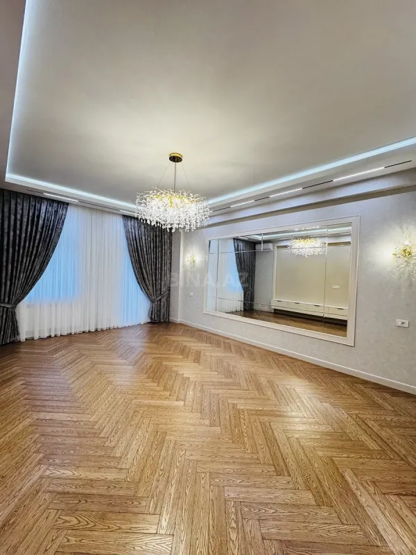Satılır 4 otaqlı mənzil 185 m²