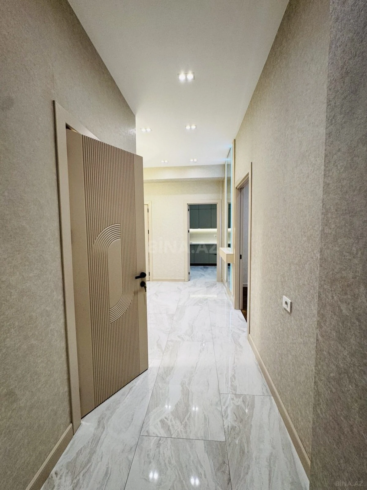 Satılır 4 otaqlı mənzil 185 m²