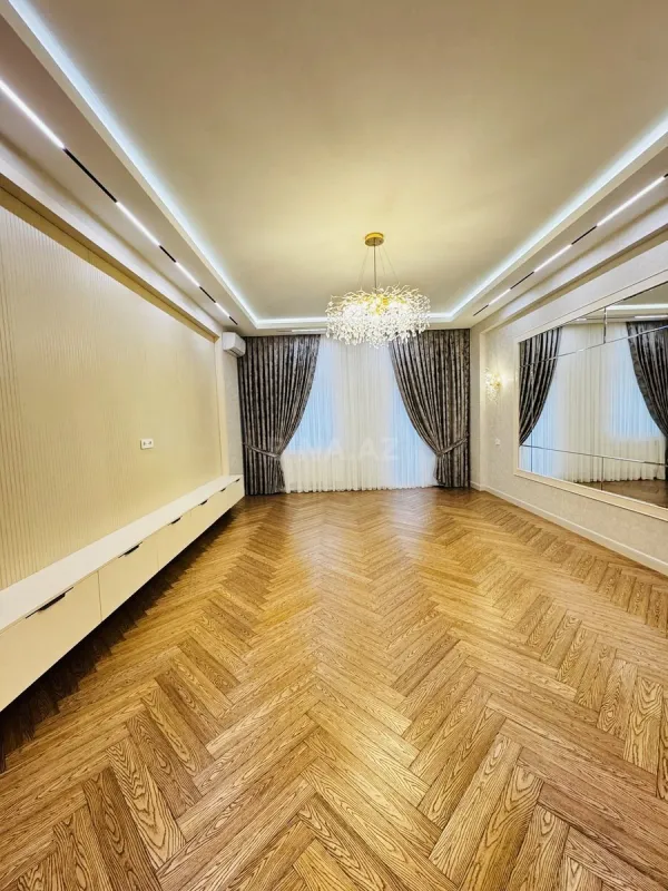 Satılır 4 otaqlı mənzil 185 m²
