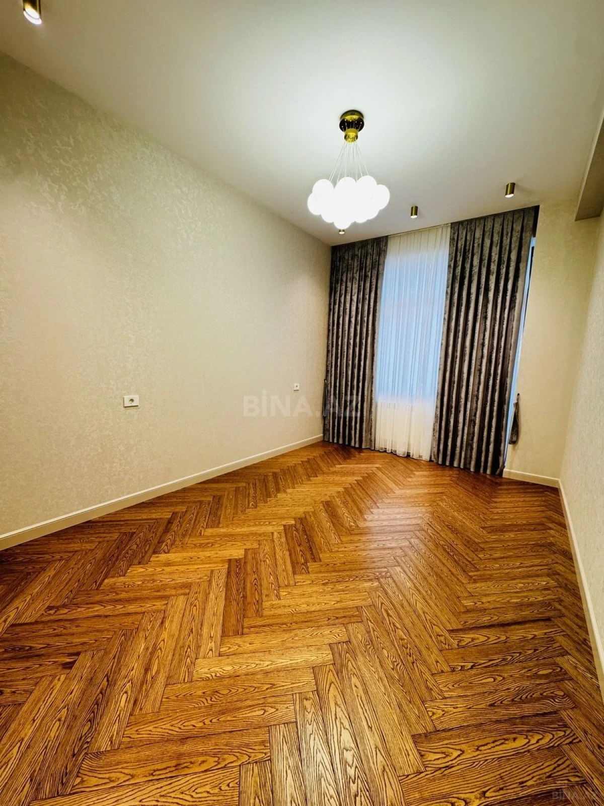 Satılır 4 otaqlı mənzil 185 m²