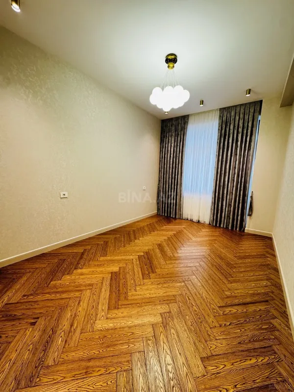 Satılır 4 otaqlı mənzil 185 m²