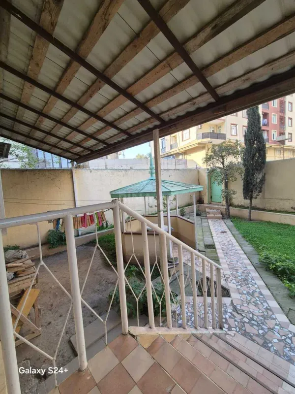 Satılır 5 otaqlı mənzil 130 m²