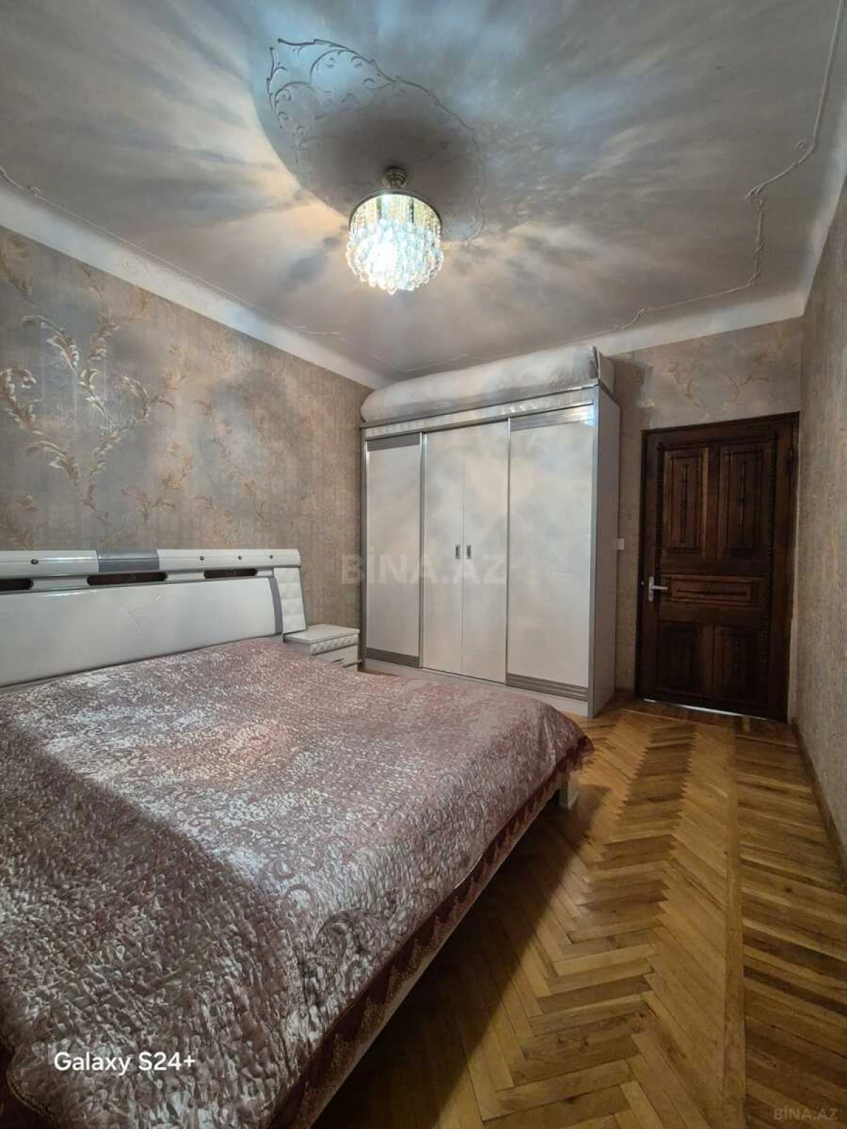 Satılır 5 otaqlı mənzil 130 m²