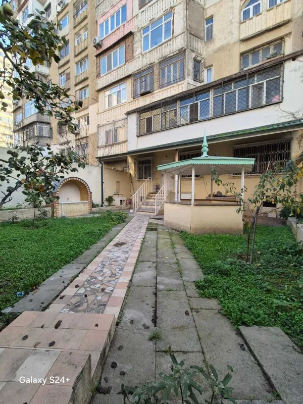 Satılır 5 otaqlı mənzil 130 m²