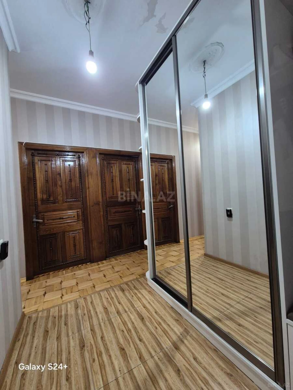 Satılır 5 otaqlı mənzil 130 m²
