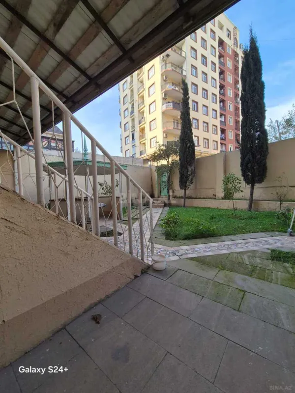 Satılır 5 otaqlı mənzil 130 m²