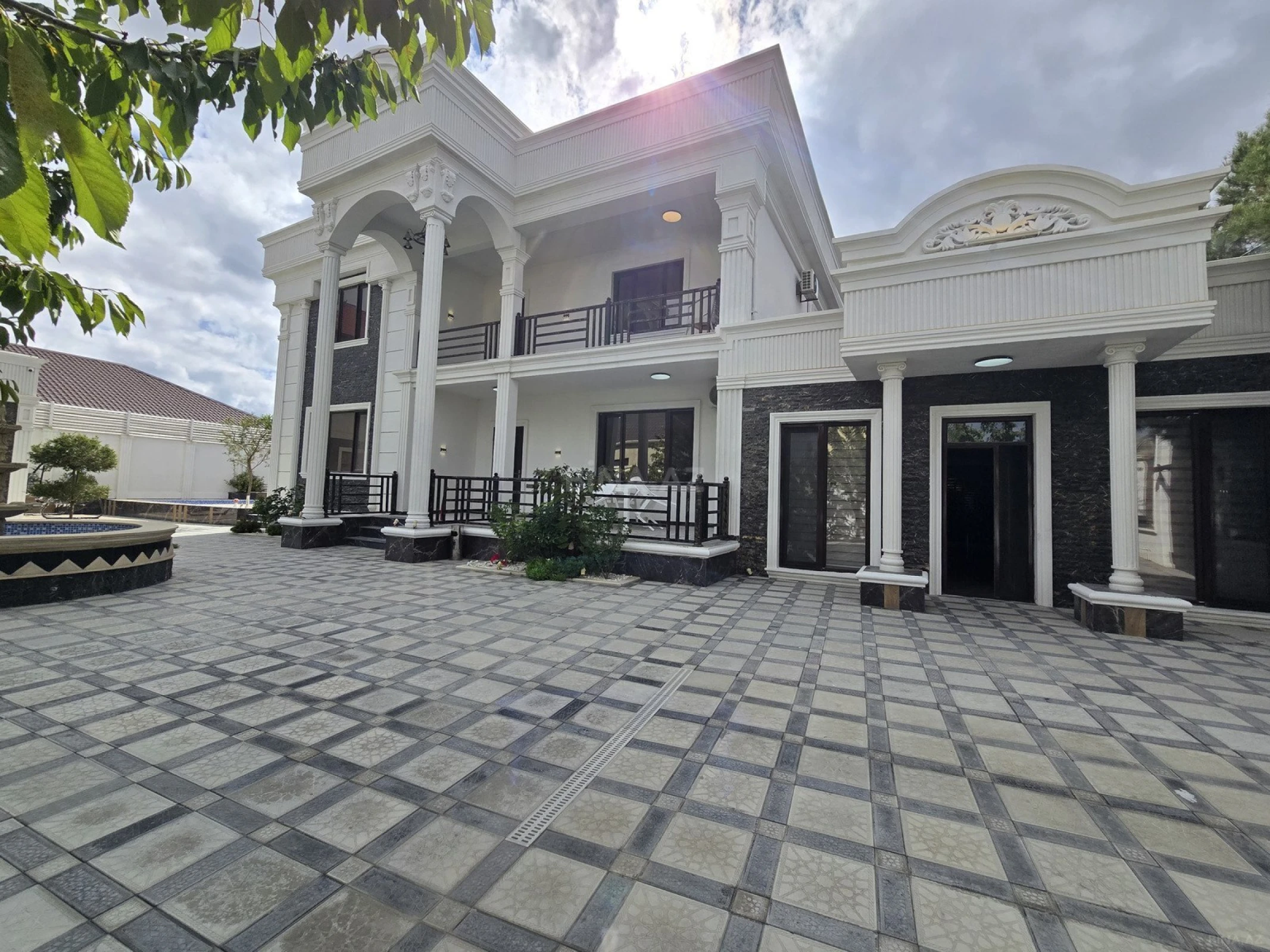 Satılır 6 otaqlı həyət evi 300 m²