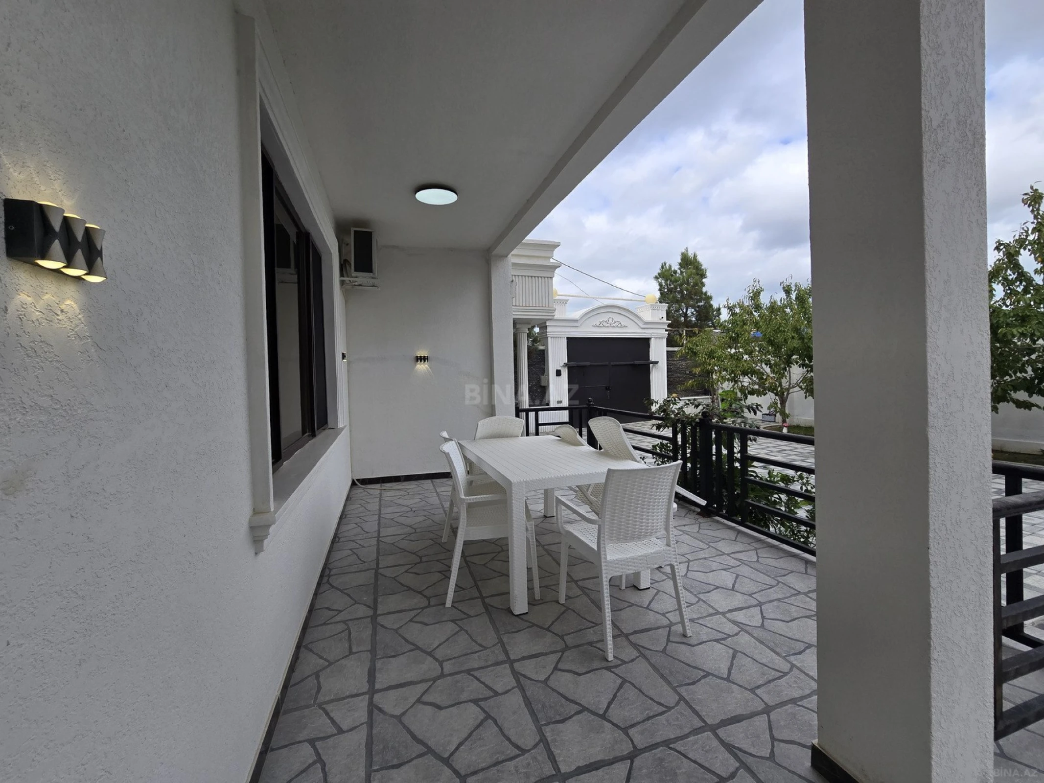 Satılır 6 otaqlı həyət evi 300 m²