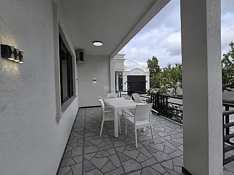 Satılır 6 otaqlı həyət evi 300 m²