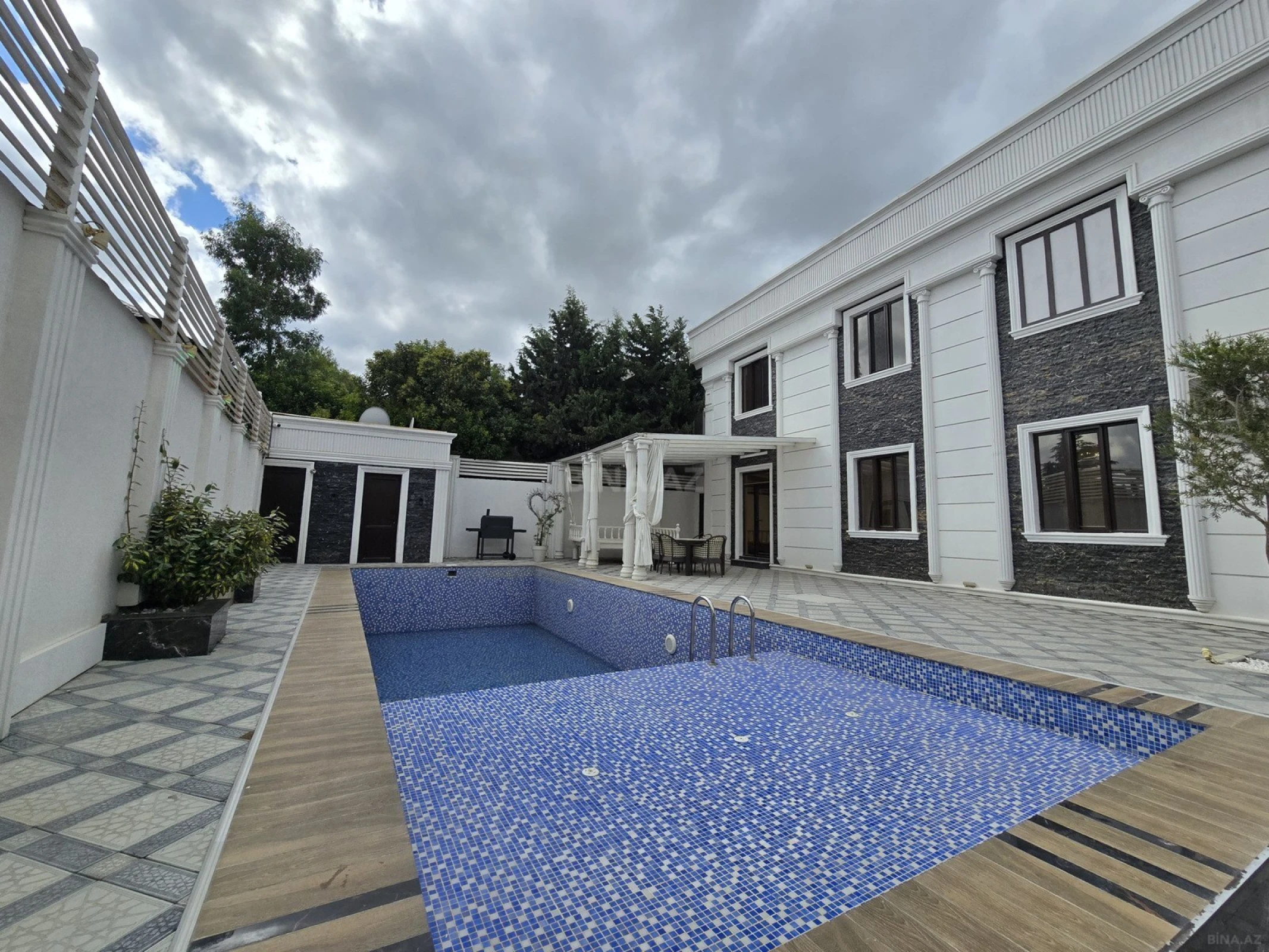 Satılır 6 otaqlı həyət evi 300 m²