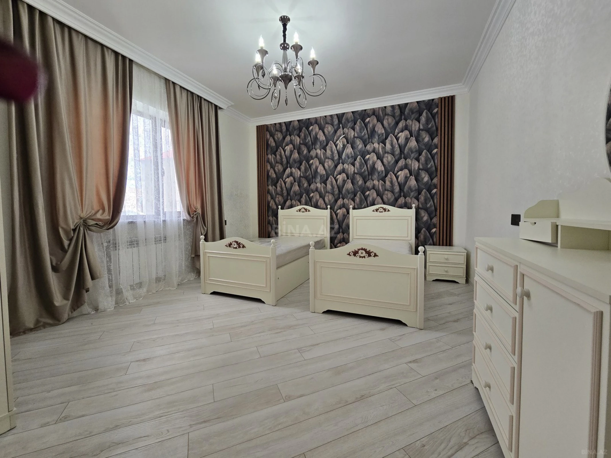 Satılır 6 otaqlı həyət evi 300 m²