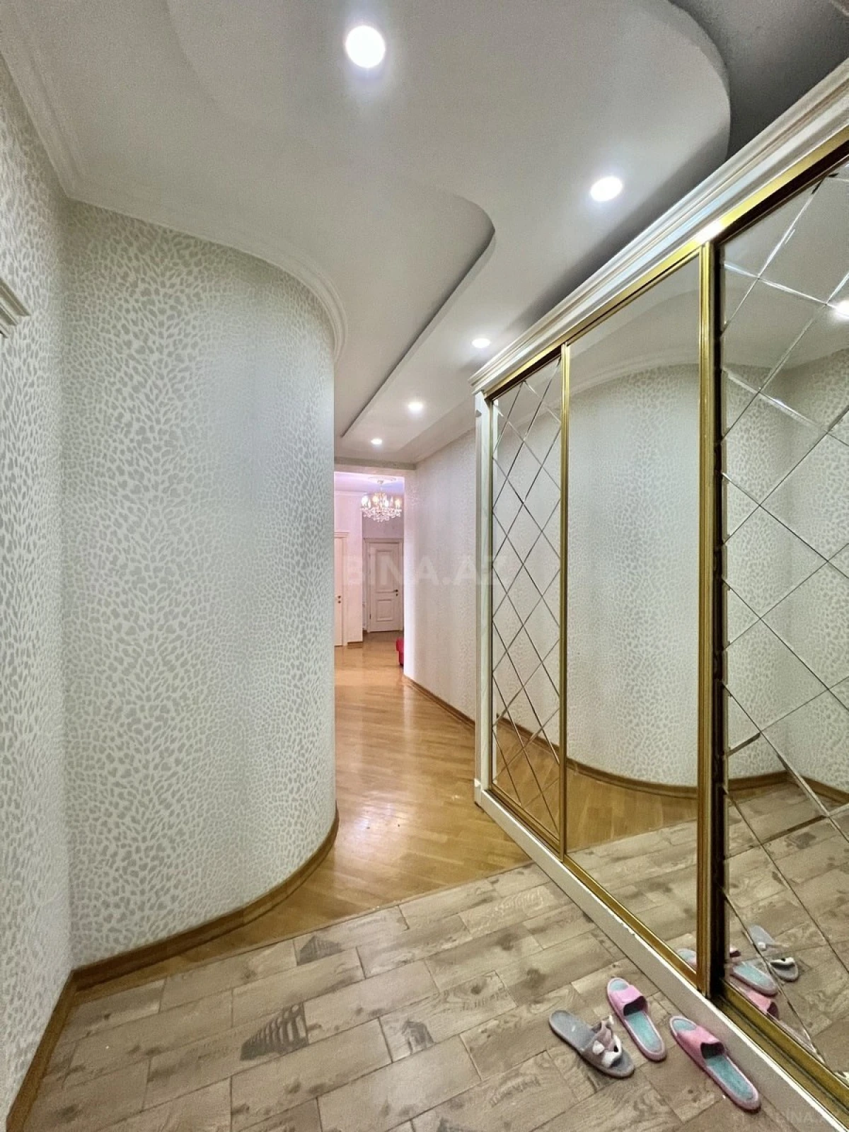 Satılır 3 otaqlı mənzil 102 m²