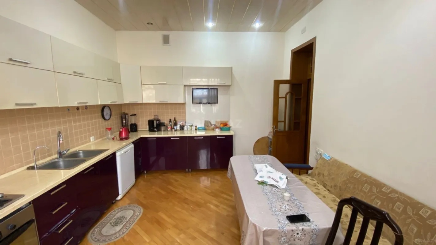 Satılır 5 otaqlı həyət evi 330 m²
