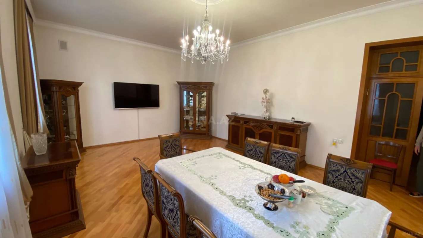 Satılır 5 otaqlı həyət evi 330 m²