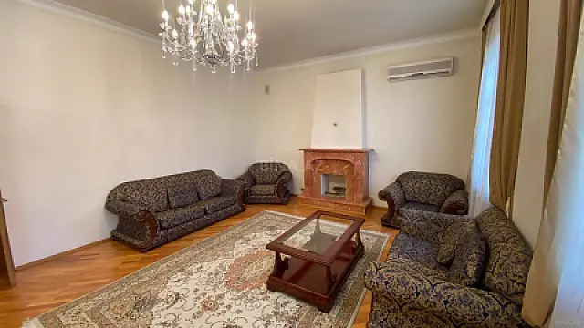Satılır 5 otaqlı həyət evi 330 m²