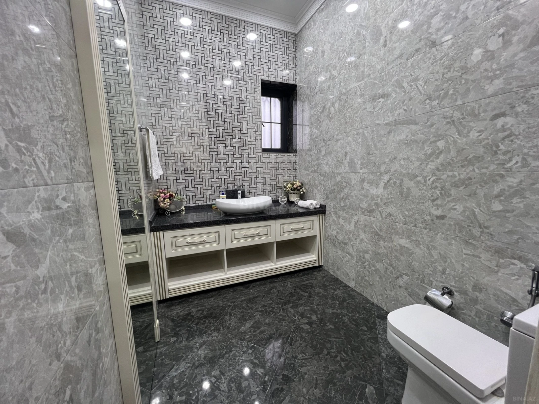 Satılır 7 otaqlı həyət evi 850 m²