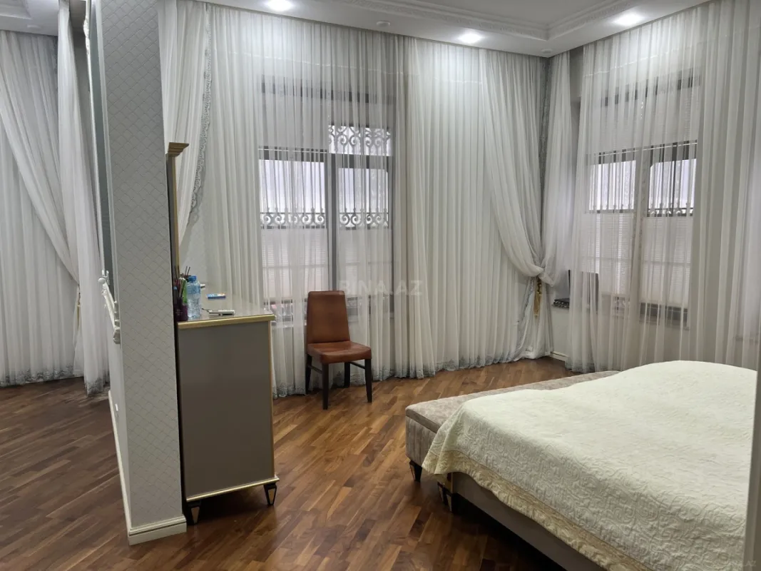 Satılır 7 otaqlı həyət evi 850 m²