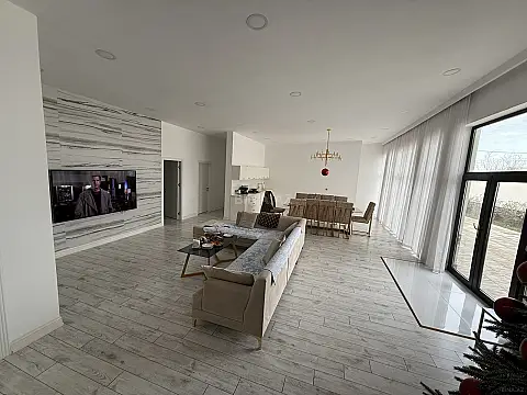 Satılır 5 otaqlı həyət evi 300 m²