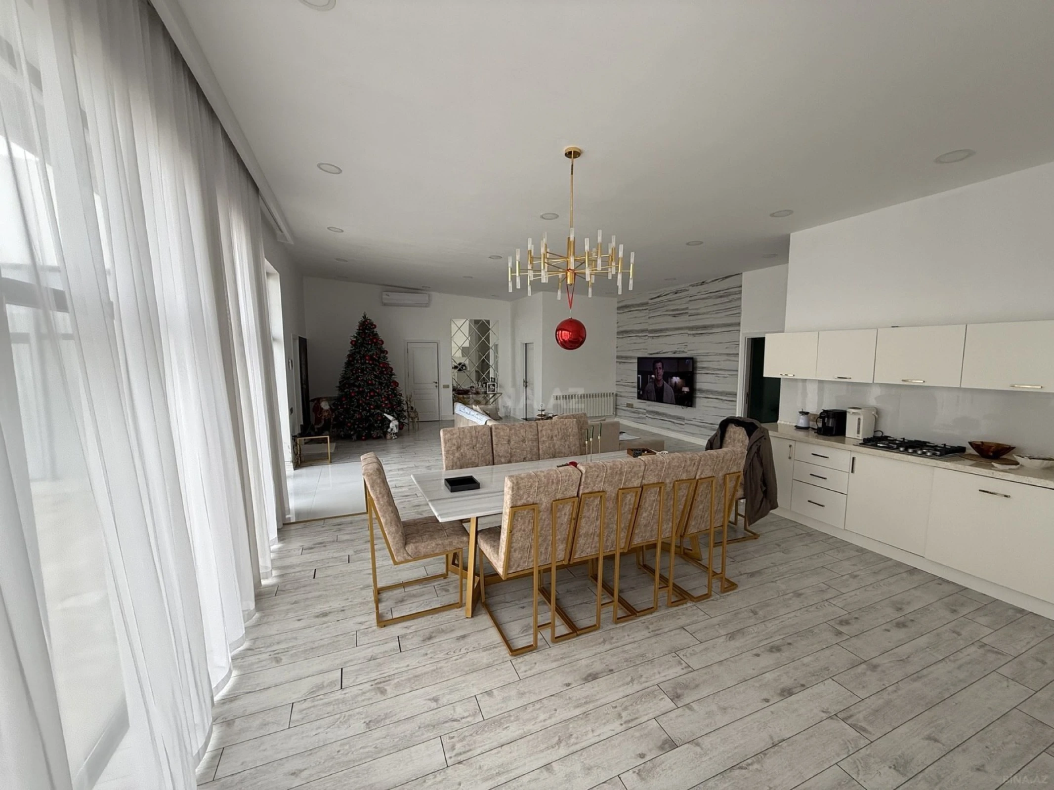 Satılır 5 otaqlı həyət evi 300 m²
