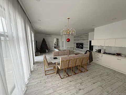Satılır 5 otaqlı həyət evi 300 m²