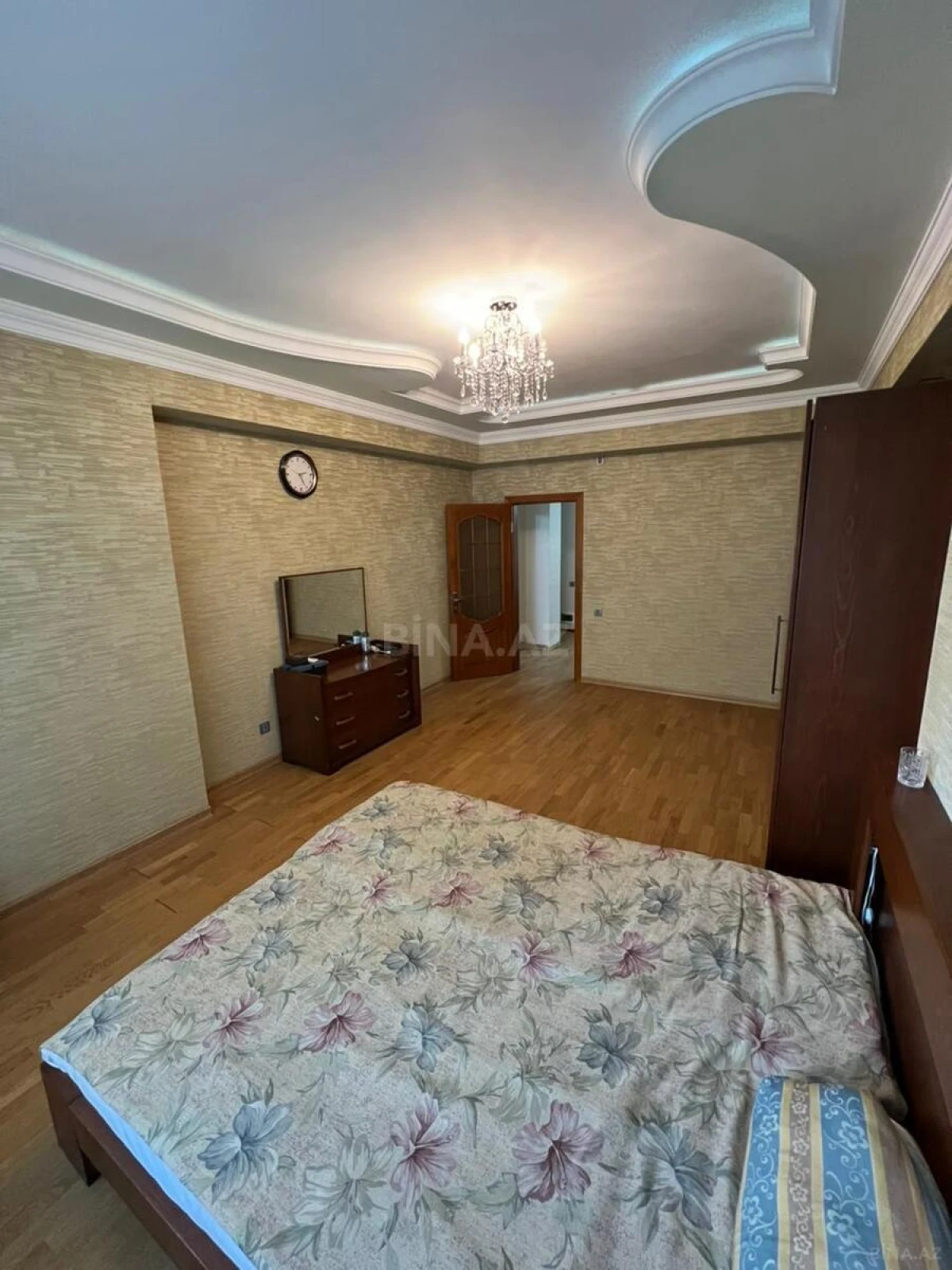 Satılır 4 otaqlı mənzil 180 m²