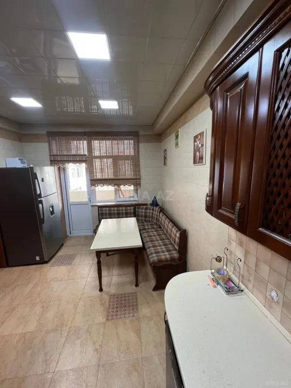 Satılır 4 otaqlı mənzil 180 m²