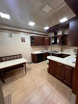 Satılır 4 otaqlı mənzil 180 m²