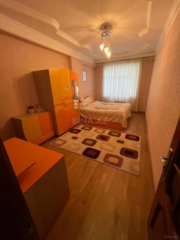 Satılır 4 otaqlı mənzil 180 m²