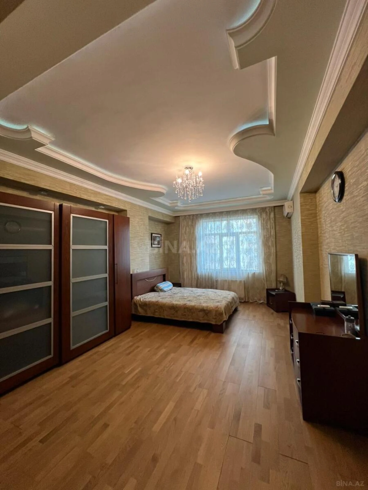 Satılır 4 otaqlı mənzil 180 m²