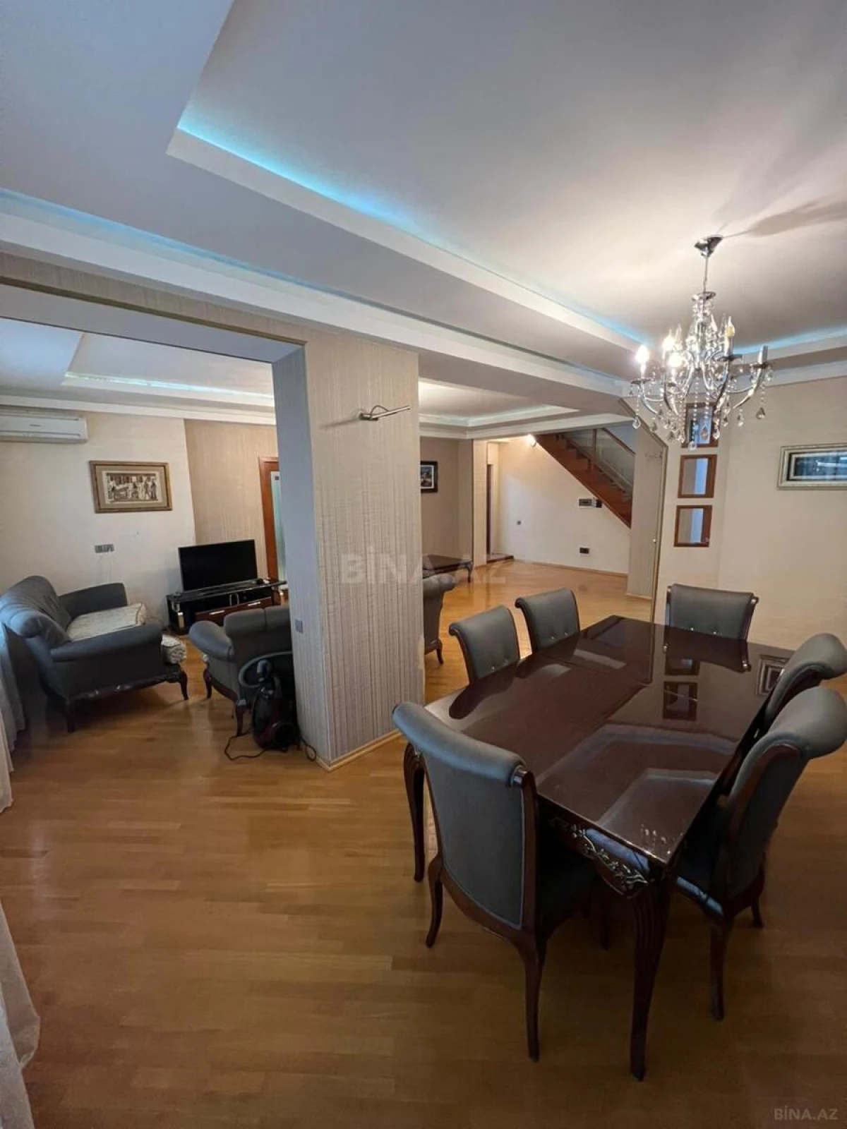 Satılır 4 otaqlı mənzil 180 m²