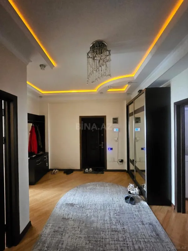 Satılır 3 otaqlı mənzil 138 m²
