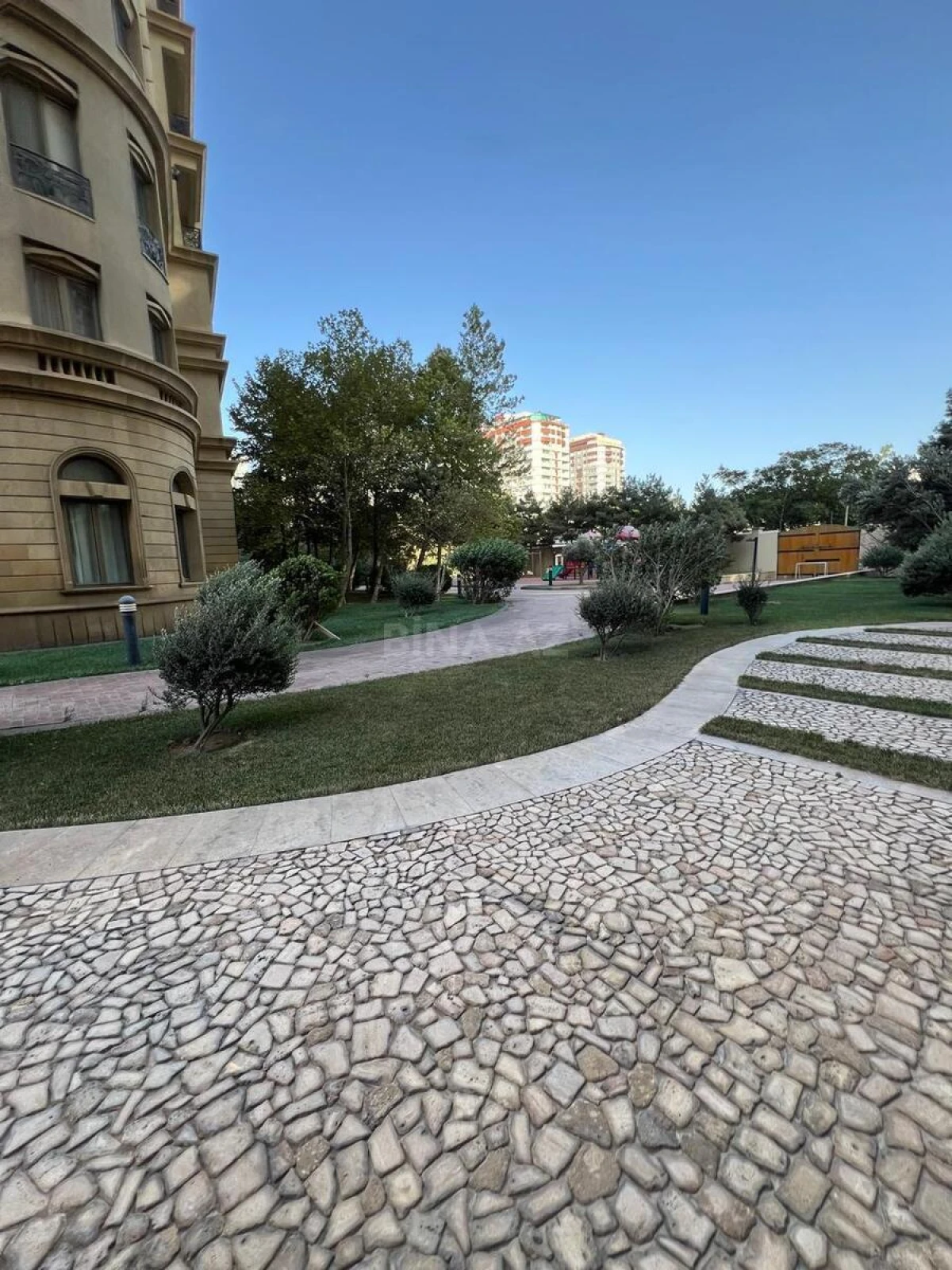 Kirayə verilir 4 otaqlı mənzil 165 m²