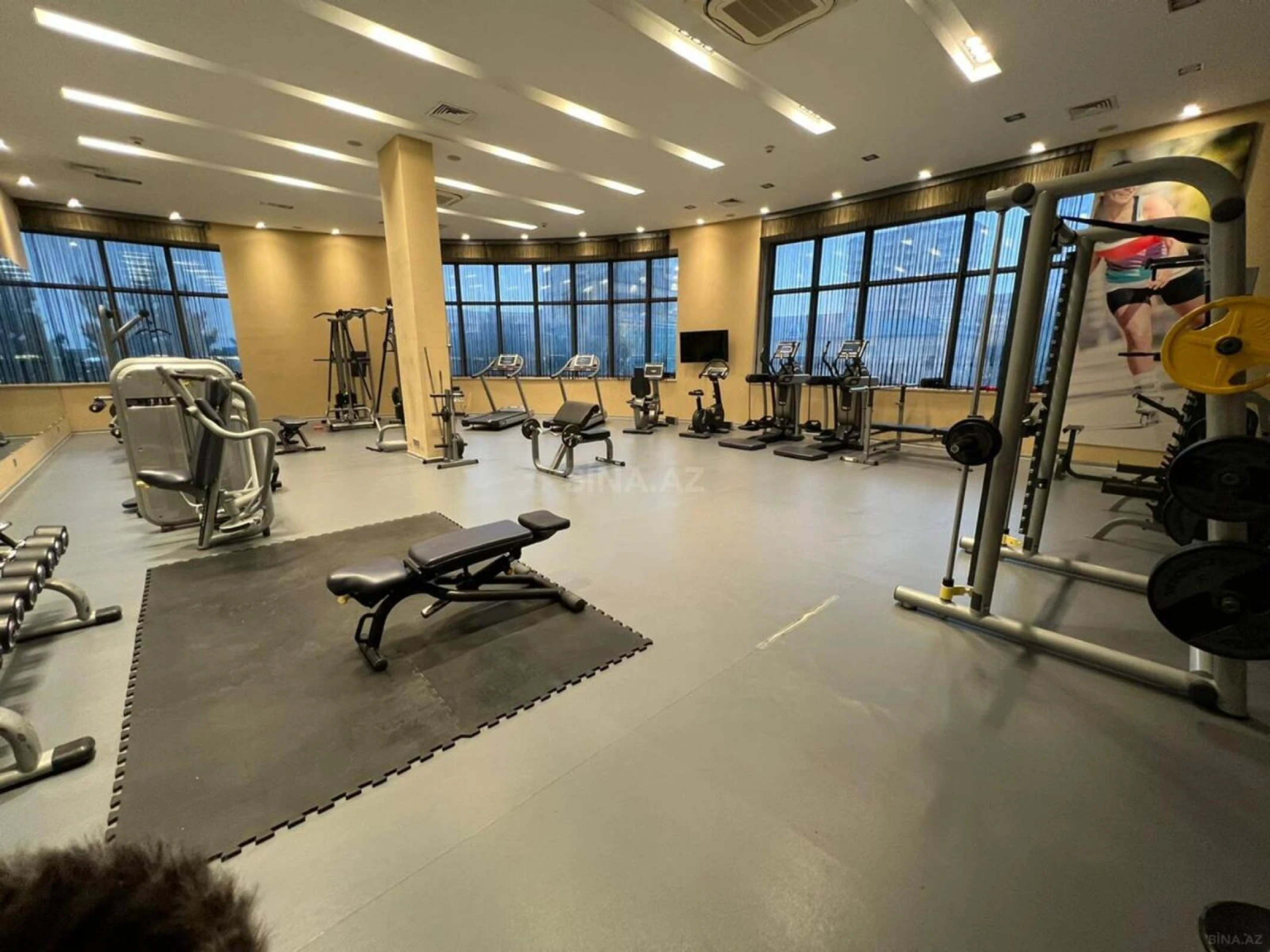 Kirayə verilir 4 otaqlı mənzil 165 m²