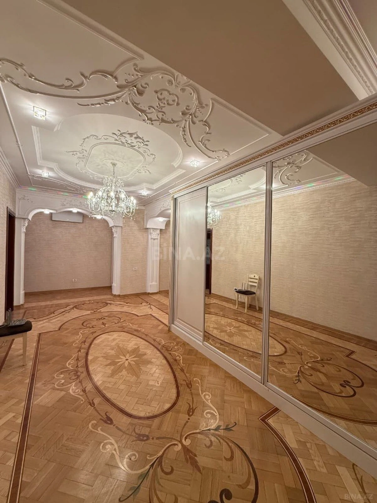 Satılır 3 otaqlı mənzil 220 m²